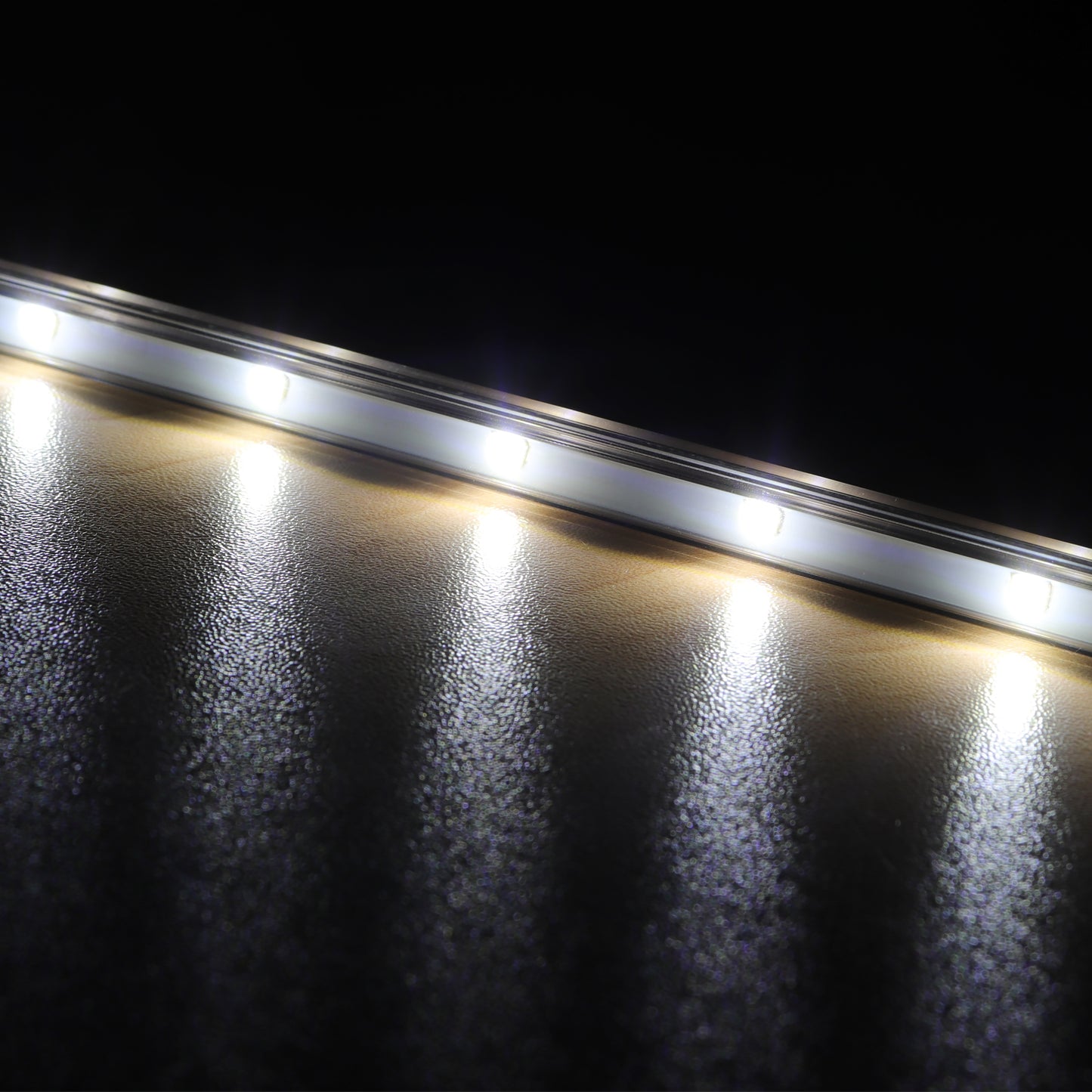 LED Unterbauleuchte 7W 700lm 6000K mit Schalter, erweiterbar, 4x41cm für Küche, Schrank und Vitrine. Kaltweißes Licht, Stecksystem zum Erweitern, einfache Montage ohne Werkzeug.
